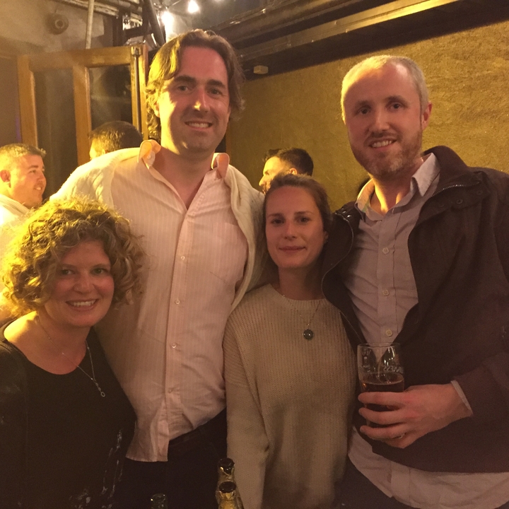 Groupe de personnes prenant un verre dans un pub