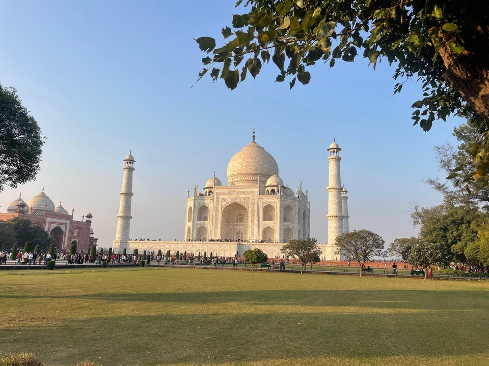 Une vue classique du Taj Mahal avec des jardins au premier plan.