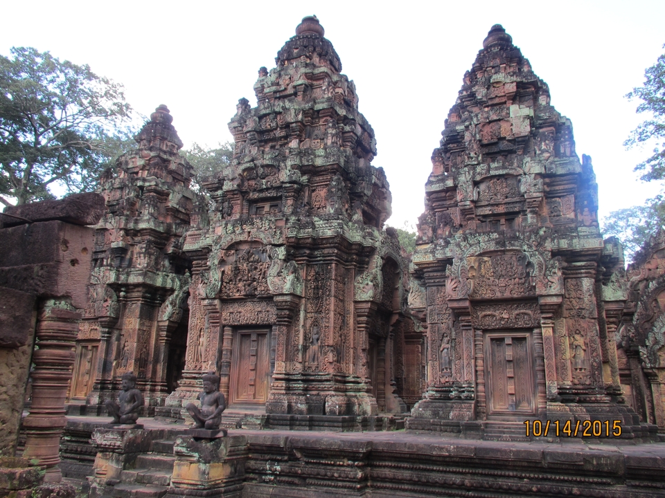 Ensemble de temples anciens ornementés.