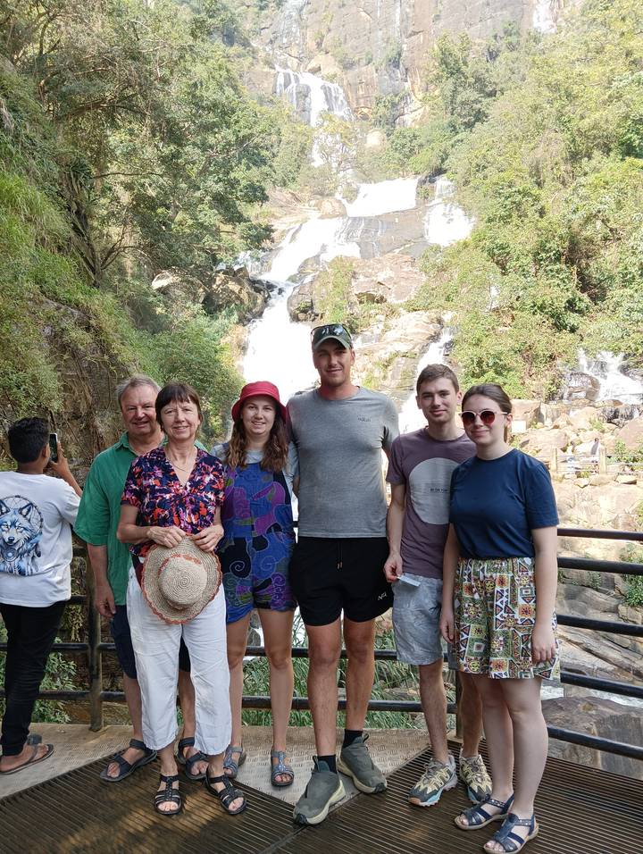 Famille posant devant une cascade.