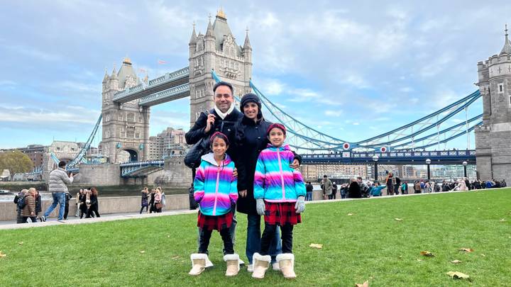 Famille posant devant un pont célèbre.
