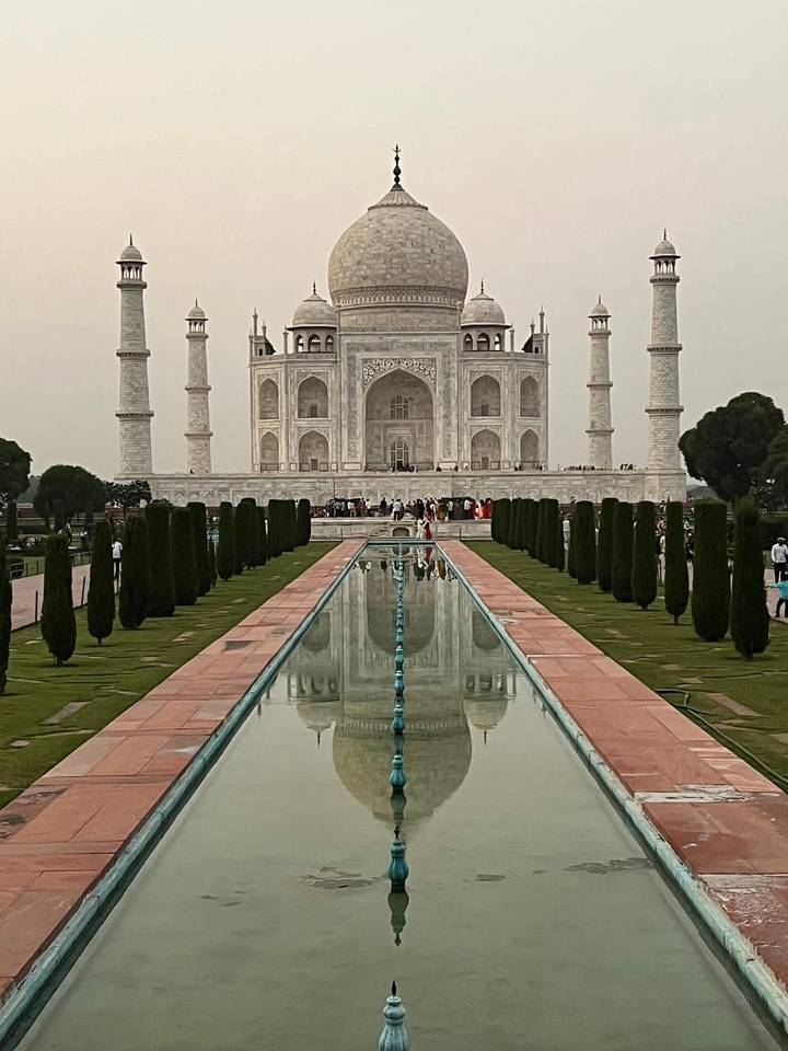Beroemd wit marmeren mausoleum bij zonsondergang.