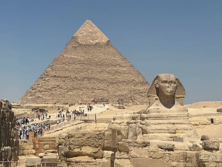 Grote Sfinx van Gizeh met piramide op de achtergrond.