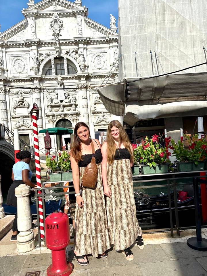 Deux femmes posant devant une architecture historique.