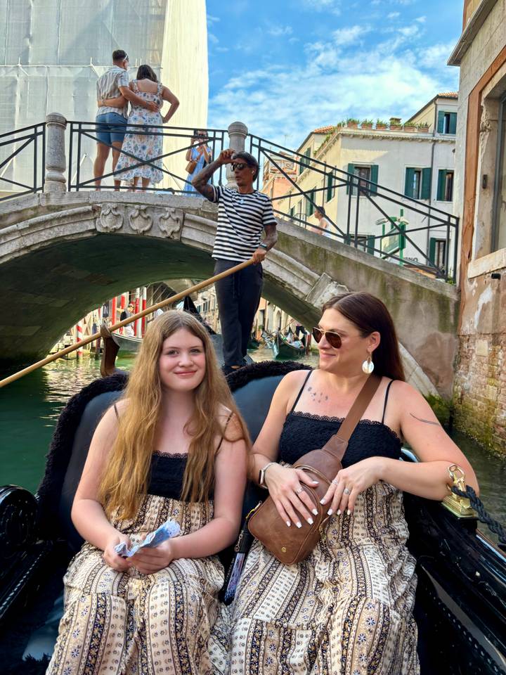 Portrait de deux femmes lors d'une promenade en gondole.