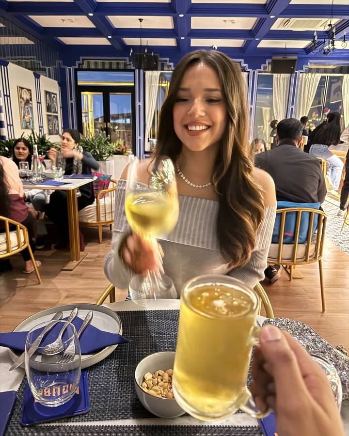 Personne savourant un repas avec une boisson à l'intérieur.