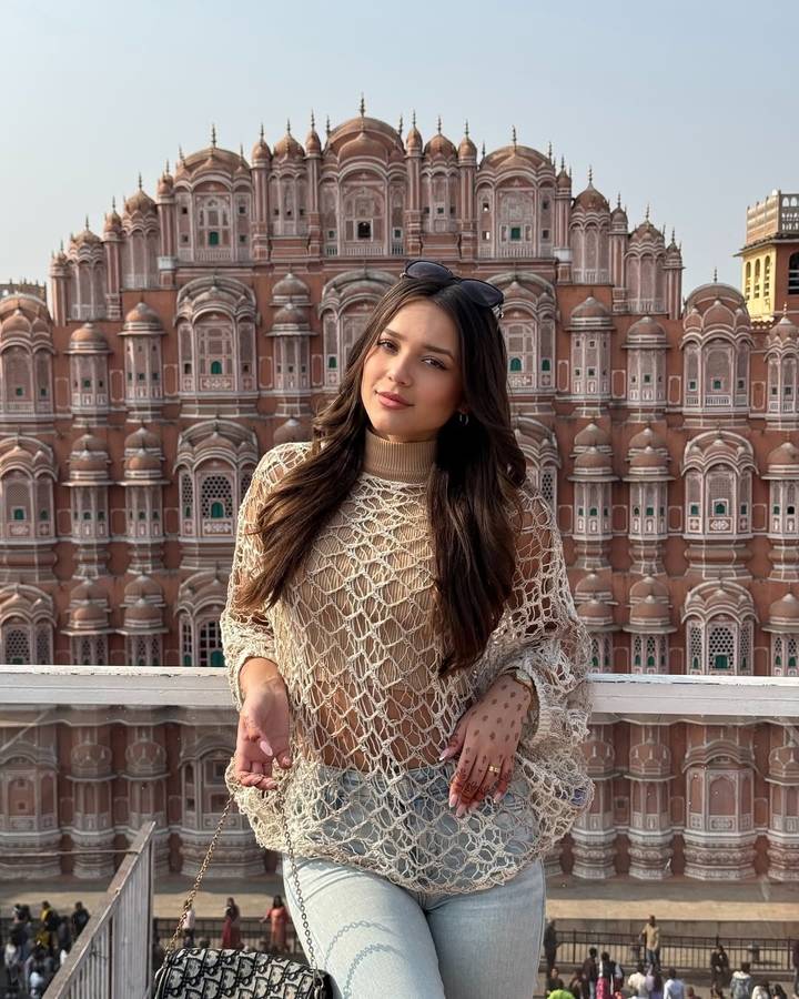 Personne posant devant le Hawa Mahal à Jaipur.