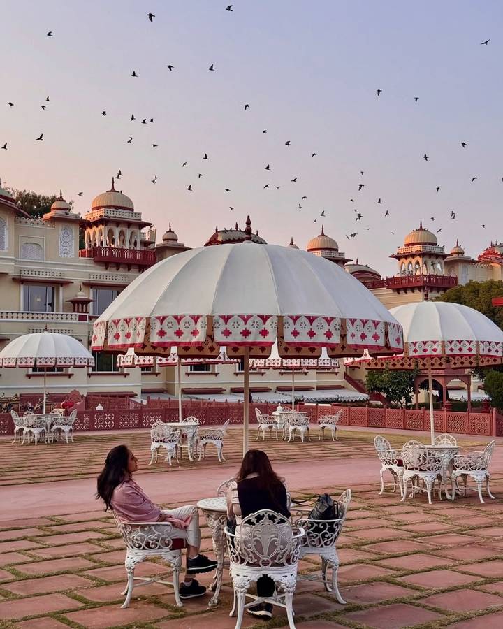 Une vue d'une cour de palais avec de grands parasols ornementaux.