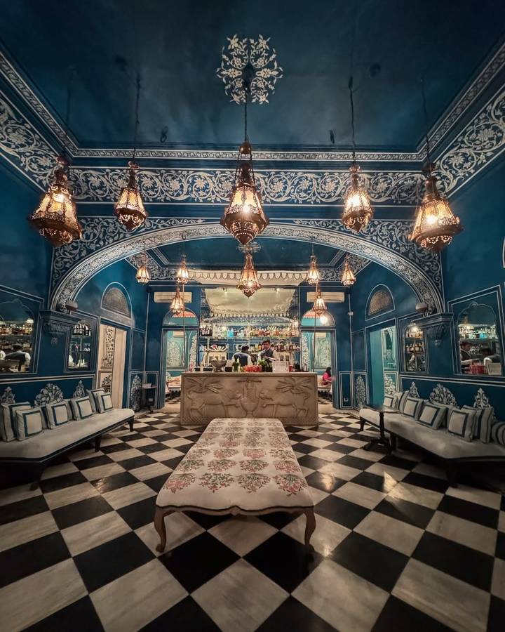 Intérieur bleu richement décoré d'un restaurant indien.