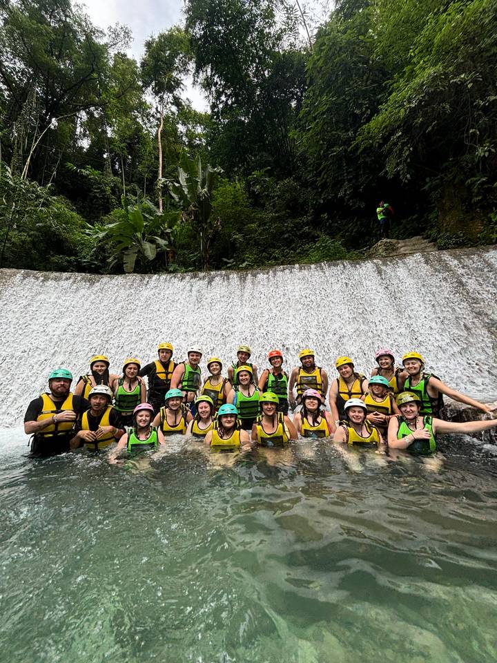 Des personnes portant des casques dans un cadre d'aventure aquatique.