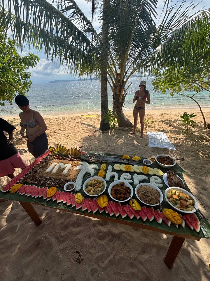 Configuration de pique-nique de plage avec fruits tropicaux et texte