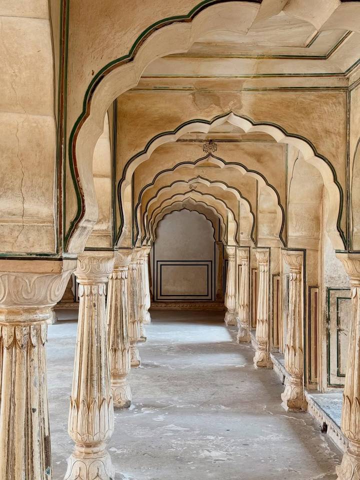 Corridors historiques voûtés au design complexe.