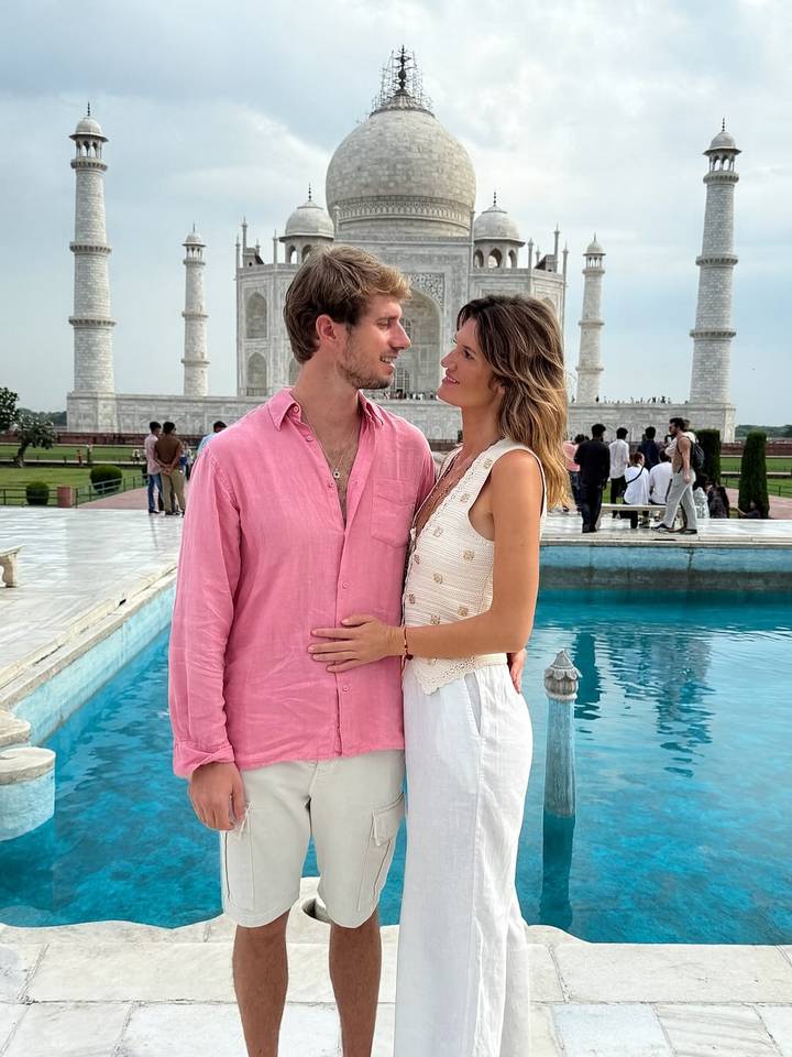 Couple s'embrassant devant le Taj Mahal.