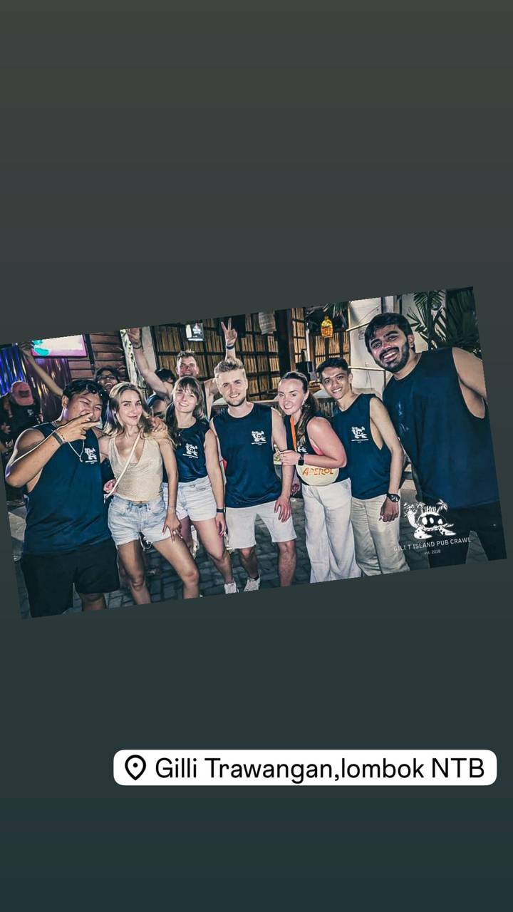 Groep jonge mensen die samen poseren op een levendig feest met decoraties.