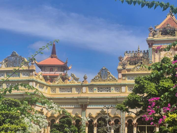 Weelderig versierd tempeldak met levendige kleuren en ingewikkelde details.