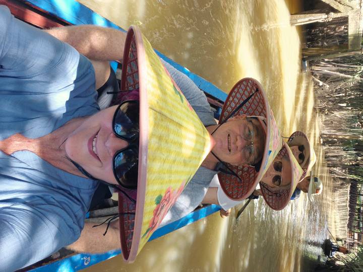 Groep toeristen in een boot die door een waterweg in de jungle vaart.