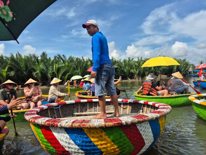Mensen die genieten van een boottocht in ronde boten op een rivier omringd door groen.