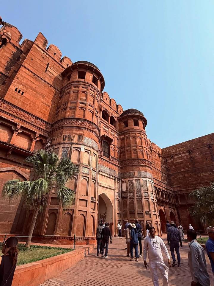 Fort rouge avec des détails architecturaux ornés sous un ciel dégagé.