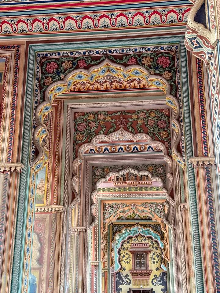 Arcade ornée de peintures avec des motifs détaillés.