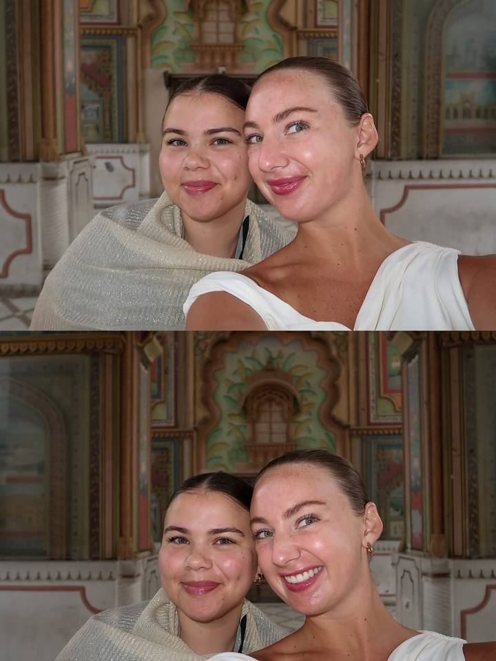 Selfie de deux femmes dans un hall richement décoré.