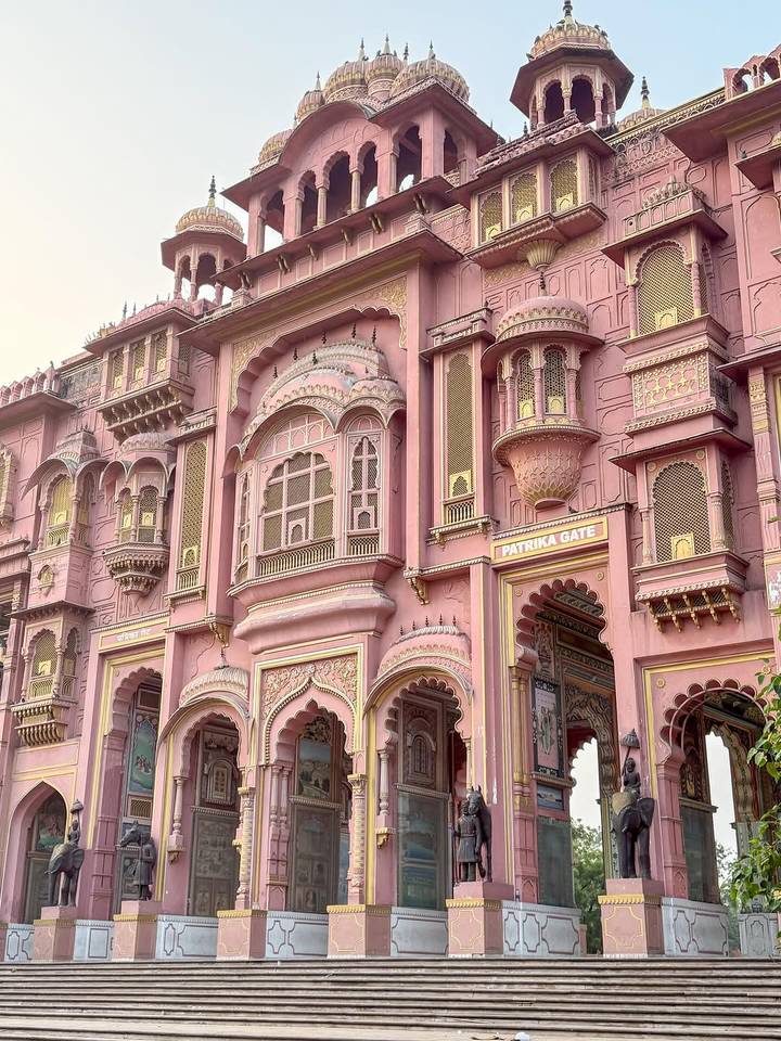 Façade architecturale étiquetée 'Patrika Gate'.