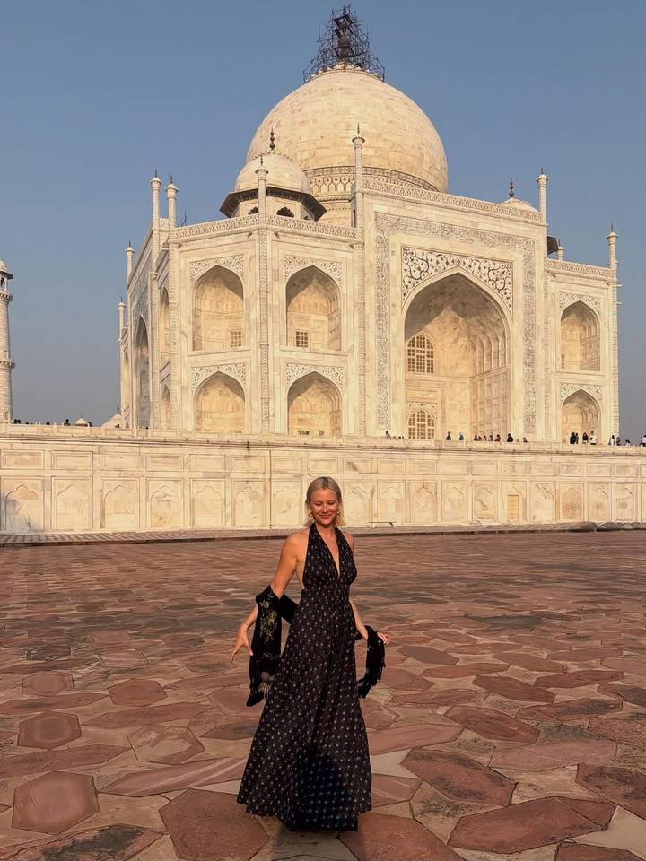 Une femme qui pose devant le Taj Mahal.