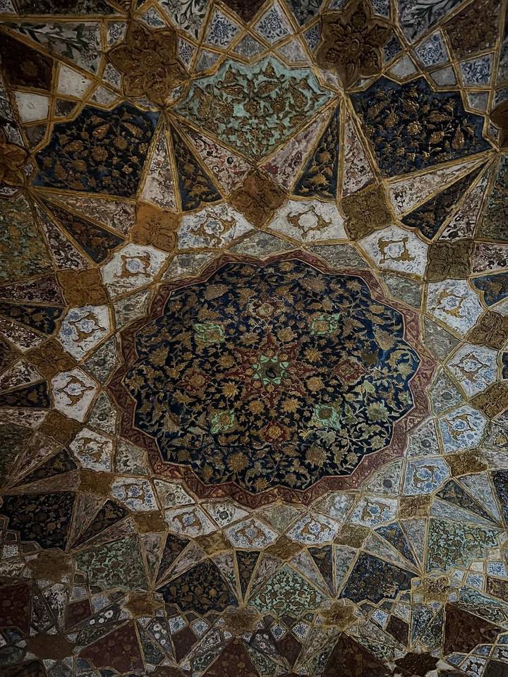 Vue détaillée d'un plafond orné traditionnel.