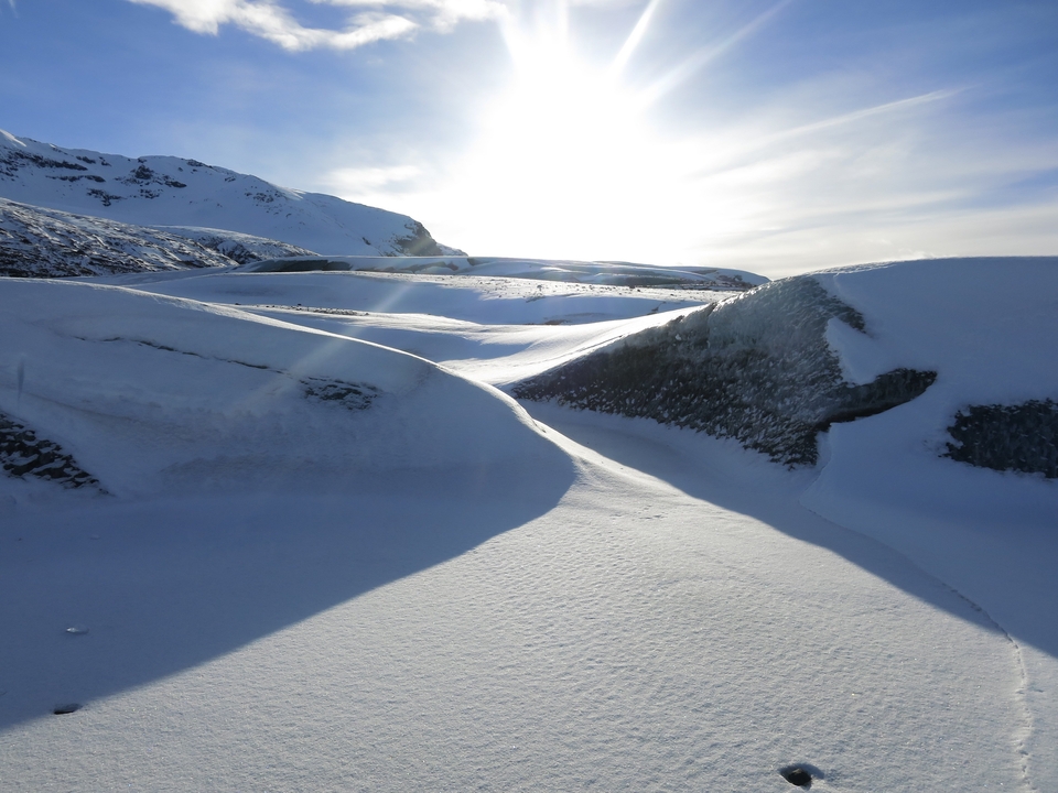 Champ de neige et de glace éclairé par un ciel dégagé.