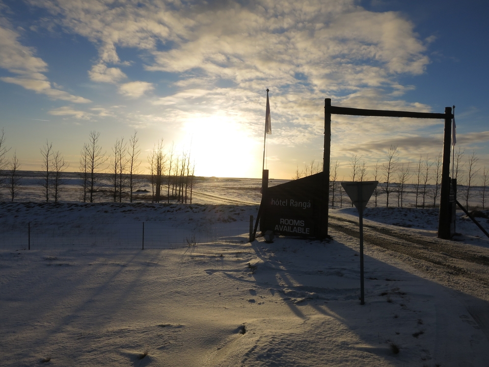 Panneau d'entrée de l'hôtel au coucher du soleil en hiver.