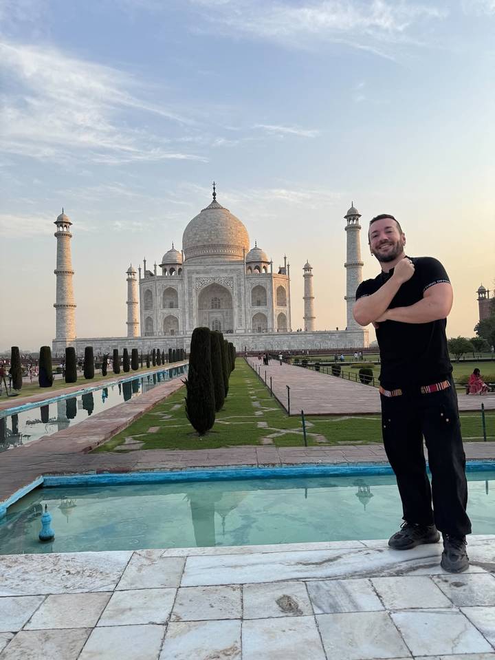 Personne posant devant le Taj Mahal.