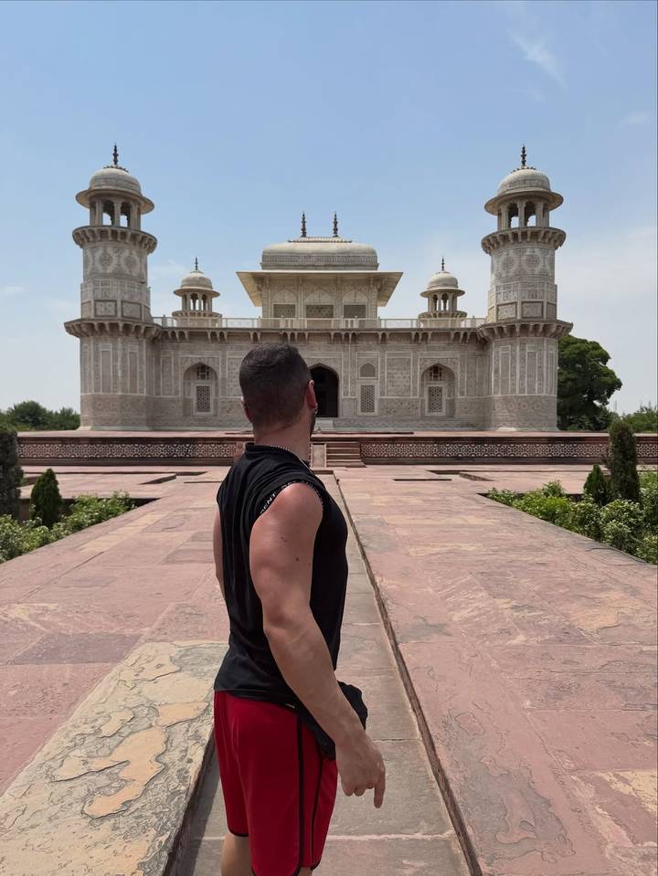 Personne regardant un monument au design complexe.