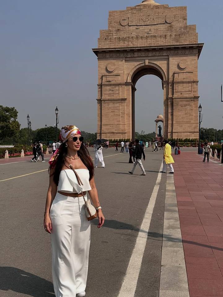 Femme posant devant India Gate.