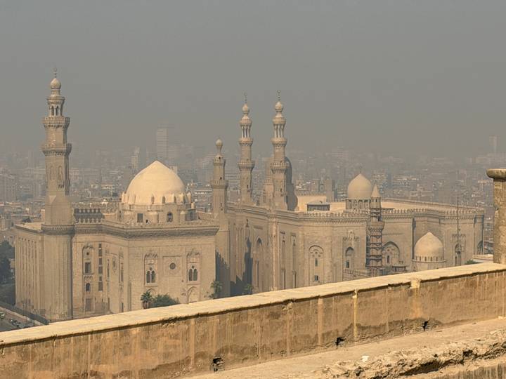 Historische Moschee in Kairo mit mehreren Minaretten und Kuppeln.