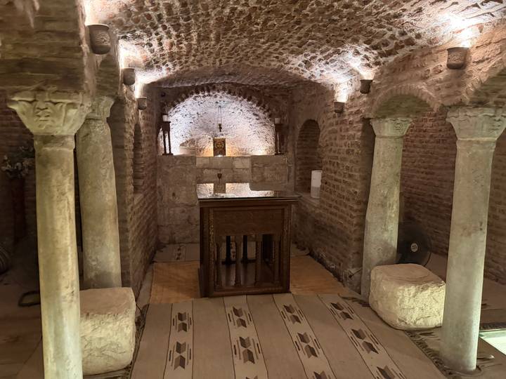 Historische unterirdische Kammer mit Steinsäulen und Bögen.