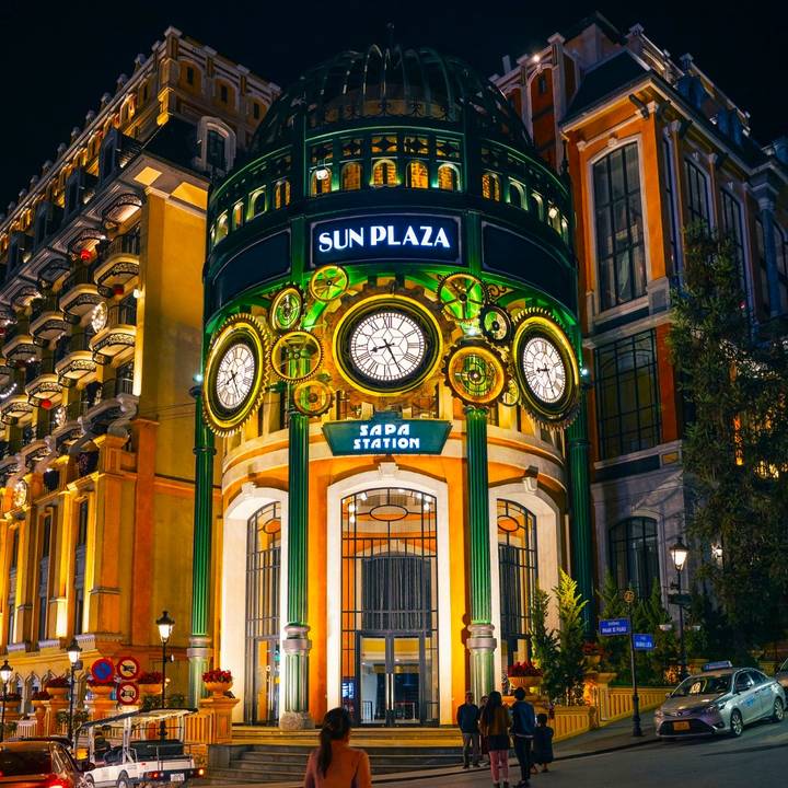 Bâtiment illuminé avec des éléments d'horloge et des décorations festives.