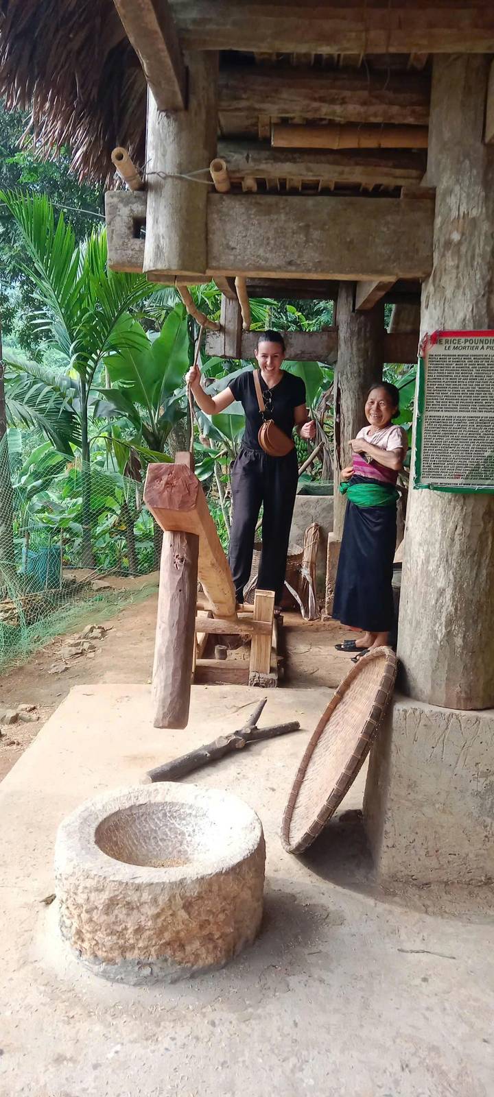 Personne utilisant une machine traditionnelle en bois pour le traitement.