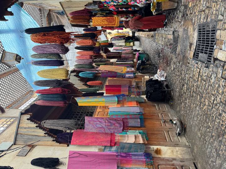 Tela y hilo coloridos en un entorno de mercado.