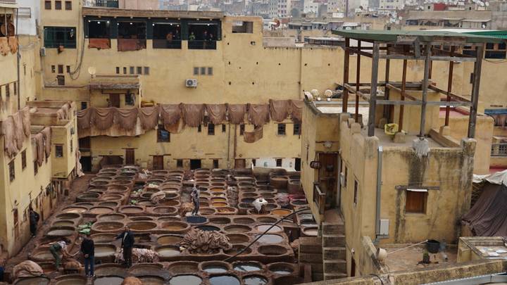 Trabajadores de curtiembre en una tenería tradicional marroquí.