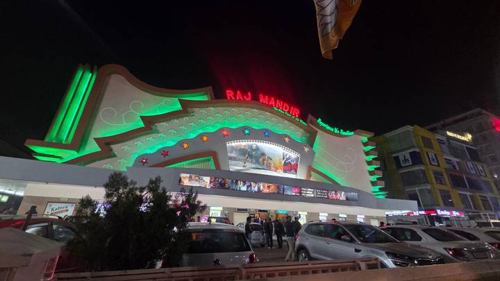 Cinéma Raj Mandir brillamment éclairé la nuit.