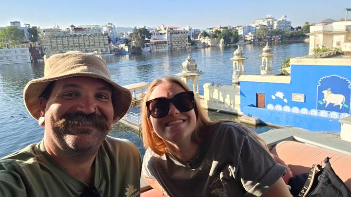 Deux personnes souriantes avec une vue sur le lac en arrière-plan.