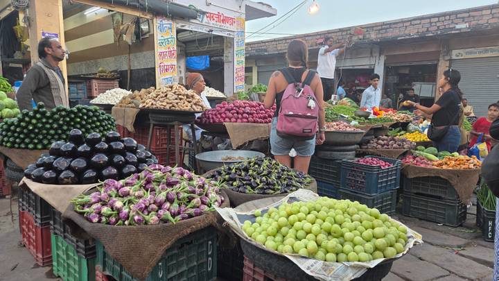 Marché de légumes vibrant avec des produits diversifiés.