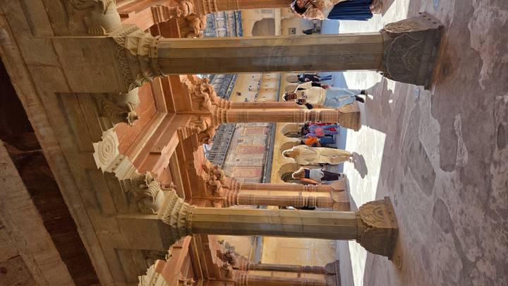 Architecture complexe avec des gens qui se promènent.