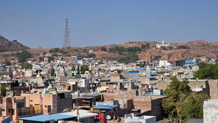 Paysage urbain avec des collines et un grand nombre de bâtiments.