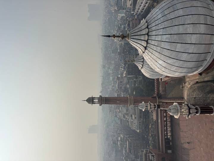 Paysage urbain avec une vue sur des dômes depuis un point de vue élevé.