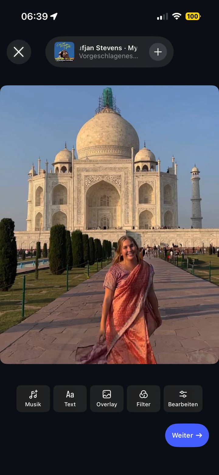Personne souriante devant le Taj Mahal.
