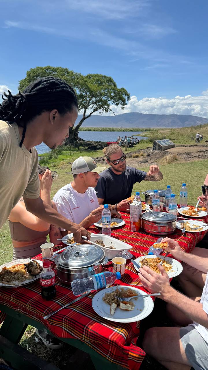 Menschen genießen ein Picknick am Wasser.