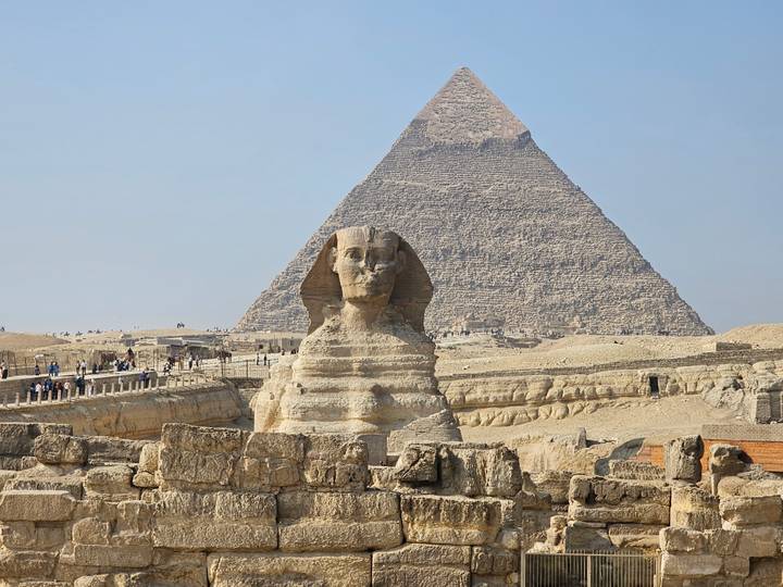 Sphinx mit der Großen Pyramide im Hintergrund.