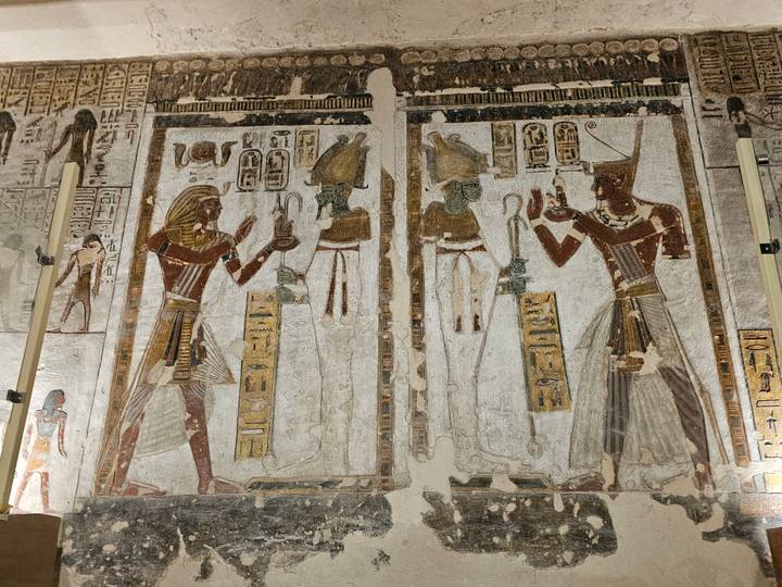 Kunstvolle ägyptische Wandschnitzereien an einer historischen Stätte.