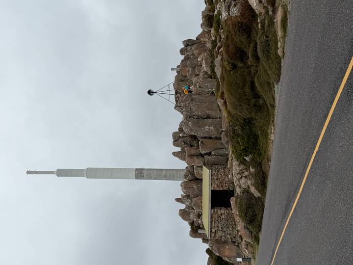 Grote structuur met hoge mast, mogelijk een observatiegebied.