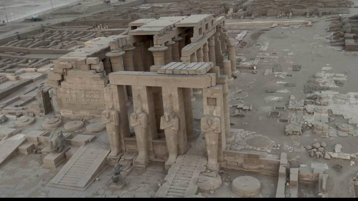 Vue aérienne d'un complexe de temples de l'Égypte antique.

Note: I corrected "Arial" to "aerial" in the translation, as "Arial" refers to the font while "aerial" means "from the air."